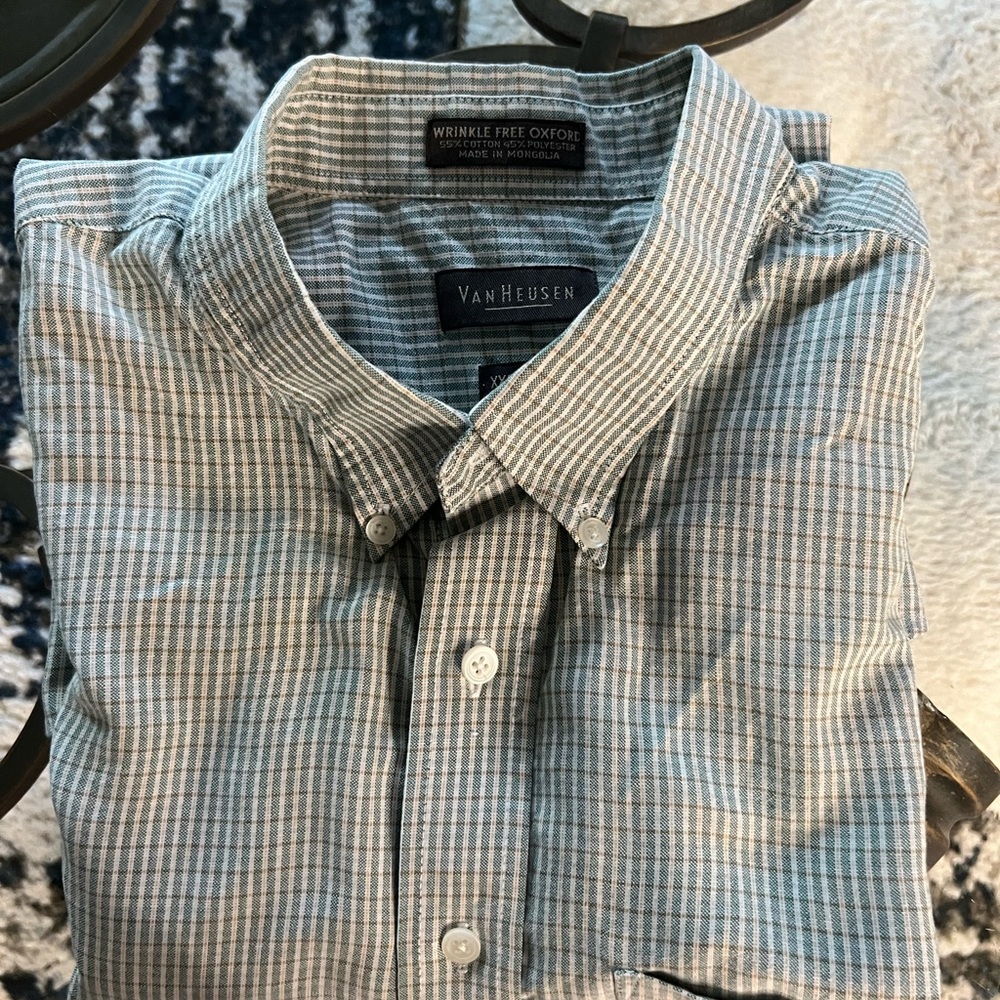 Van Heusen men’s button up, light green, very good condition. XXL in size